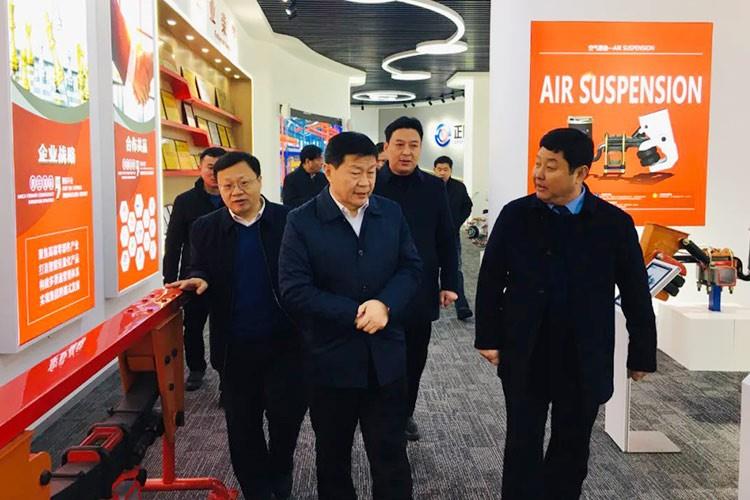 Xiaohan falls snow, auspicious signs abound. Mao Han, the director of the County People's Congress, visited Zhengyang Group for inspection and guidance
