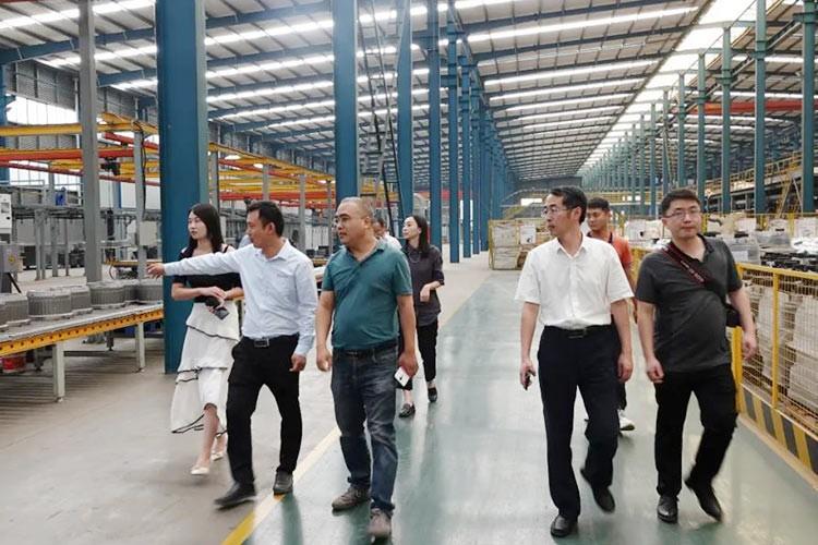 Autumn is crisp and the breeze is gentle. We warmly welcome the research team from Dazhong Daily to visit and conduct research at Zhengyang Group